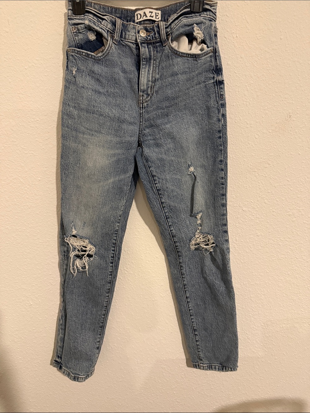DAZE Women's Light Wash Distressed Boyfriend Jeans